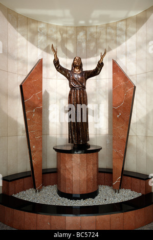 Jesus Christus mit ausgestreckten Armen. Kupfer-Statue Stockfoto