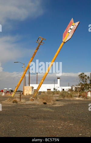 Eine geschlossene Handelsposten, der einmal angefahren, Route 66 Reisende am Twin Arrows, Arizona umgangen von der Interstate 40 sitzt Stockfoto