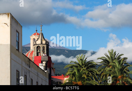 La Orotava auf Teneriffa auf den Kanarischen Inseln. Mount Teide im Hintergrund. Stockfoto