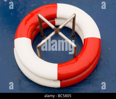 Nahaufnahme von roten und weißen Rettungsring, auf der Oberseite ein blaues Boot befestigt. Stockfoto