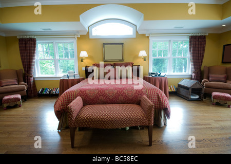 luxuriöse Schlafzimmer mit Kingsize-Bett und schöne Fensterlicht Stockfoto