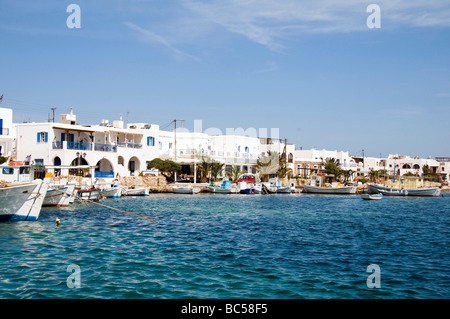 Antiparos Insel Hafen Port Dock Boote versenden Yachten Hotel Architektur griechische Insel griechische Griechenland klassische generische weiße Tünche Stockfoto