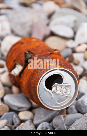 Eine rostige Blechdose angespült wird auf einem Kiesstrand. Stockfoto