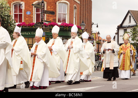 Glastonbury Wallfahrt Somerset UK die jährliche christliche Prozession Festival von Pilgern, Priestern und Bischöfen entlang der High Street Juni 2009 Stockfoto