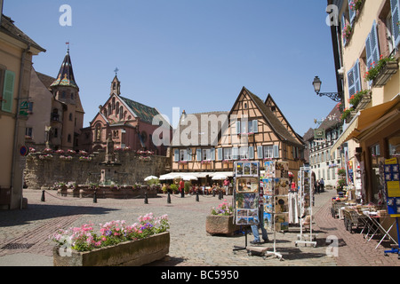 Eguisheim Elsass Frankreich EU Chateau St. Leon in Place du Chateau ein schöner Platz im mittelalterlichen Ortskern an perfekten Frühlingstag Stockfoto