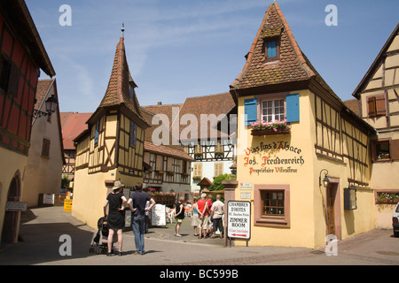 Eguisheim Elsass Frankreich EU einer der vielen Weinkeller in diesem mittelalterlichen Dorf an der Weinstraße Stockfoto