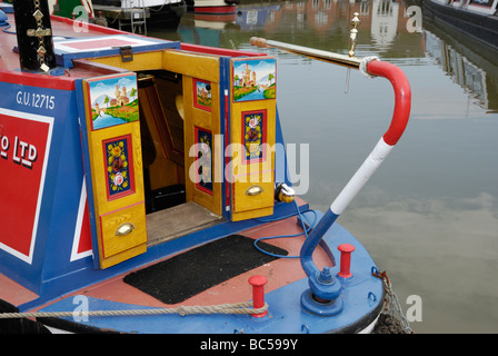 Eine traditionelle englische schmale Boot. Braunston Marina, Northamptonshire, England. Stockfoto