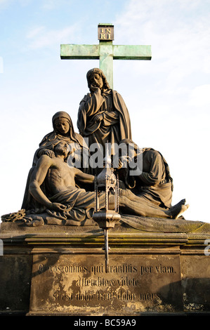 Statuen auf der St. Karlsbrücke in Prag, Tschechische Republik Stockfoto