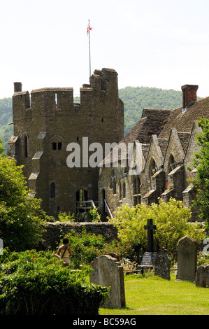 Stokesay Schloß Shropshire England UK gesehen aus der Pfarrei Kirche Friedhof Stockfoto