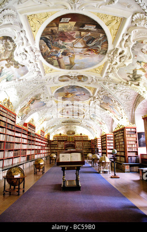 Innere der theologischen Halle der Strahover Bibliothek, Prag, Tschechische Republik Stockfoto