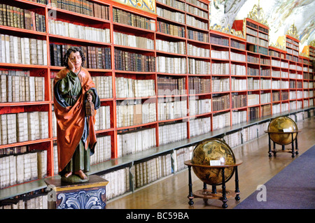 Regale aus alten Büchern in der theologischen Halle der historischen Strahov Bibliothek in Prag, Tschechien. Stockfoto