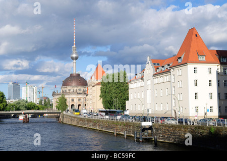 Spree Ufers Berlin Bezirk Mitte | BERLIN, Deutschland — die Spree kurbelt an der Museumsinsel im Bezirk Mitte vorbei, wobei der Fernsehturm über der Kupferkuppel des Bode-Museums ragt. Der 1969 fertiggestellte Fernsehturm ist 368 Meter (1.207 Fuß) hoch und bleibt Deutschlands höchstes Bauwerk. Das Bode-Museum, eines von fünf Museumsinsel-Gebäuden aus den Jahren 1824 bis 1930, verankert das Ufer im Vordergrund. Stockfoto