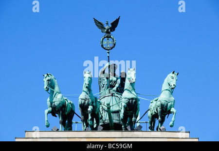 Quadriga-Statue von Roman Goddess, Victoria, führen einen Wagen mit vier Hennen auf dem Brandenburger Tor in Berlin, Deutschland. Stockfoto