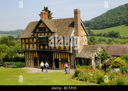 Stokesay Castle Torhaus wilde Blumen wachsen im Rathaushof Shropshire England UK Stockfoto