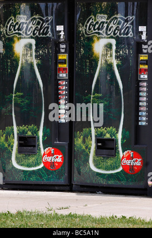 Verkaufsautomaten auf Drink Coca Cola in Put in Bay Ohio USA niemand niemand vorne Nahaufnahme Werbung vertikal Hi-res Stockfoto