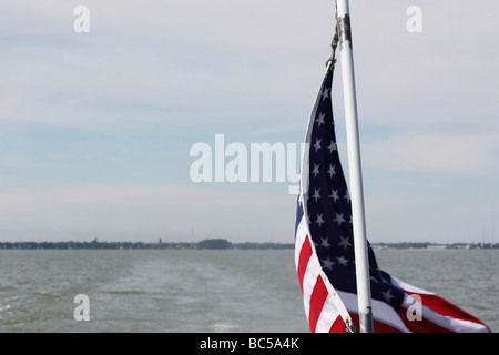 Die Insel Put in Bay am Lake Erie Ohio große Seen mit einer Flagge auf einem Boot Bilder Bilder Fotos große hochauflösende horizontale in den USA hohe Auflösung US-Hochauflösung Stockfoto