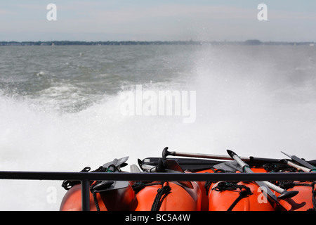 Island Put in Bay Lake Erie Ohio USA US-Außenhorizont Rettung aufblasbarer orangener Skuller auf einem Boot Farbe horizontale Lifestyle Bilder Hi-res Stockfoto