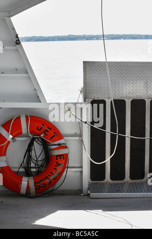 Rettung orangener Ring auf einer Bootsinsel in Bay Ohio in den USA US-Vorderansicht Lifestyle Alltag Niemand Bilder vertikal hochauflösende Bilder Stockfoto