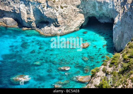 Panoramablick auf Kryfo Strand und Höhlen in Keri Zakynthos Griechenland Stockfoto