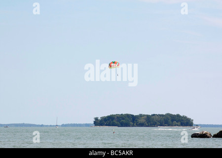 Parasailing auf See Erie Wassersport Put in Bay Ohio USA US Wassersport Parasail Bild Living Lifestyle Foto Person Tourist horizontal Hi-res Stockfoto