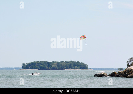 Parasailing auf dem See Erie Wassersport in Bay Ohio USA USA Wassersport Wassersport Wasserentweichen Lifestyle Fotografieren Menschen Touristen horizontal Hi-res Stockfoto