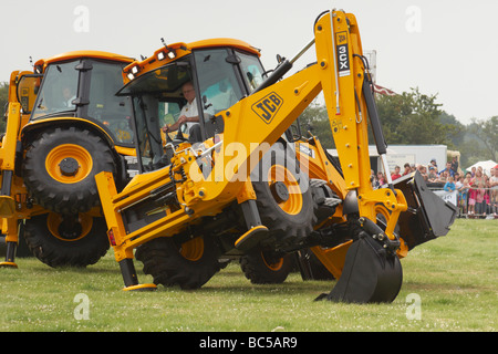 JCB "tanzenden Bagger" akrobatischen Display auf der Derbyshire County Show 2009 in Elvaston. Stockfoto