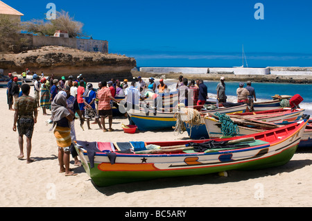 Fischerboote am Sandstrand von Tarrafal Santiago Cabo Verde Afrika Stockfoto