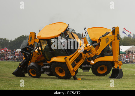 JCB "tanzenden Bagger" akrobatischen Display auf der Derbyshire County Show 2009 in Elvaston. Stockfoto