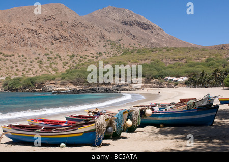 Fischerboote am Sandstrand von Tarrafal Santiago Cabo Verde Afrika Stockfoto