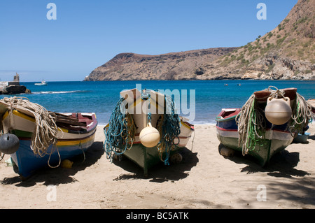 Fischerboote am Sandstrand von Tarrafal Santiago Cabo Verde Afrika Stockfoto