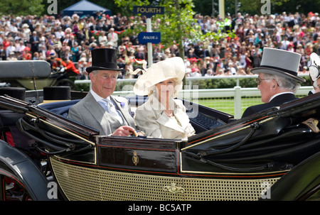 Seine königliche Hoheit Prinz Charles Prince Of Wales kommt mit seiner königlichen Hoheit Camilla Duchess of Cornwall mit der Kutsche zu Royal Ascot Race meeting Stockfoto