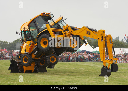 JCB "tanzenden Bagger" akrobatischen Display auf der Derbyshire County Show 2009 in Elvaston. Stockfoto