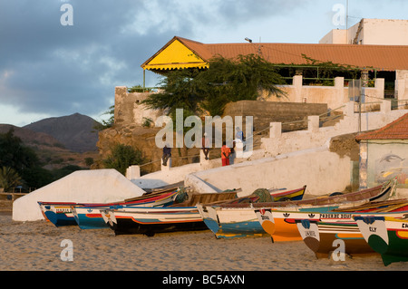 Fischerboote und Häuschen zu erschnorcheln Tarrafal Santiago Cabo Verde Afrika Stockfoto