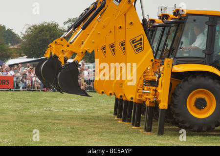 JCB "tanzenden Bagger" akrobatischen Display auf der Derbyshire County Show 2009 in Elvaston. Stockfoto