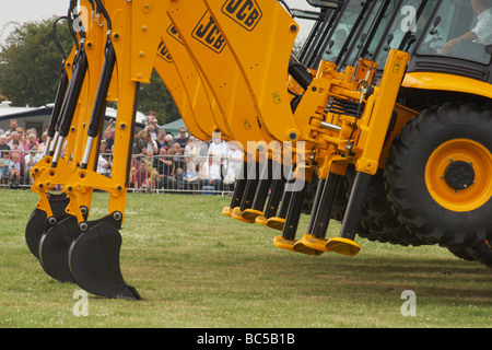 JCB "tanzenden Bagger" akrobatischen Display auf der Derbyshire County Show 2009 in Elvaston. Stockfoto