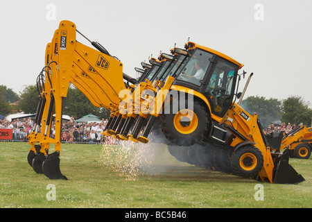 JCB "tanzenden Bagger" akrobatischen Display auf der Derbyshire County Show 2009 in Elvaston. Stockfoto