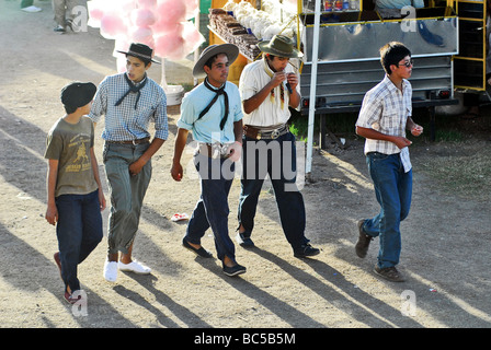 Fünf junge Burschen gekleidet in traditionellen argentinischen Gaucho Gear Spaziergang entlang. Stockfoto