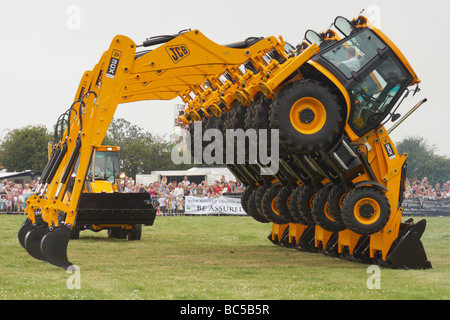 JCB "tanzenden Bagger" akrobatischen Display auf der Derbyshire County Show 2009 in Elvaston. Stockfoto