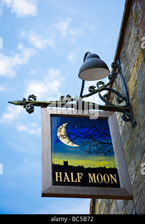 Zeichen des Half Moon Pub, Warninglid, West Sussex, UK Stockfoto