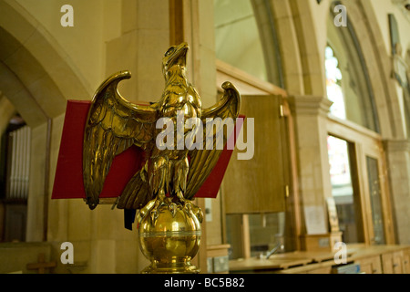 Blasadler-Rednerpult mit großer roter Bibel, die oben in der Sussex Kirche, England, Großbritannien ruht Stockfoto