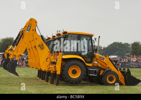 JCB "tanzenden Bagger" akrobatischen Display auf der Derbyshire County Show 2009 in Elvaston. Stockfoto