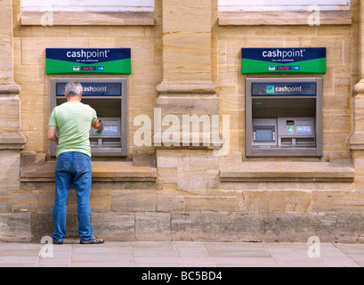 Person mit Geldautomat Stockfoto