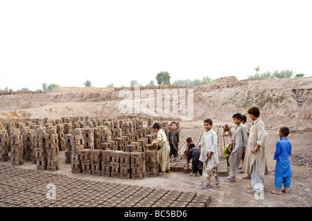 Kinder in einer Mudworks bei einem afghanischen Flüchtlingslager in der Nähe von Peshawar, Pakistan Stockfoto