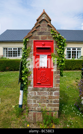 Dorf-Briefkasten. Slaugham, West Sussex, UK Stockfoto