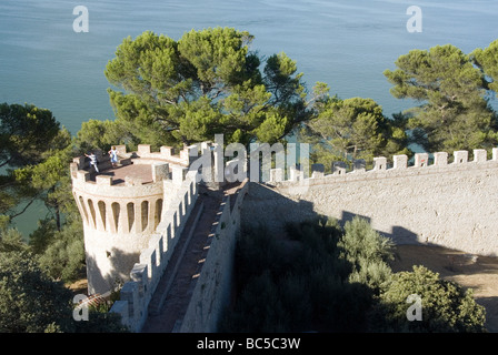 Touristen Klettern an der Wand und Zinnen Zinnen des Schlosses von Castiglione del Lago mit Blick auf Lago Trasimeno, Umbrien Stockfoto