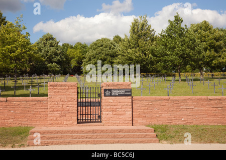 Consenvoye Frankreich Eingangstor in Reihen von Metall Kreuze in den deutschen Soldatenfriedhof für ersten Weltkrieg Schlacht von Verdun Stockfoto