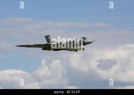 XH558 fliegt über die Landebahn in Cosford Airshow, Juni 2009. Stockfoto