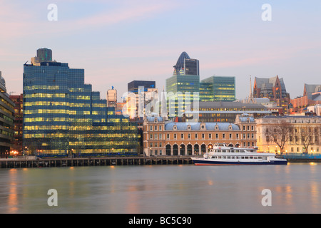 Das Nord- und Shell Gebäude und die alten Billingsgate Fischmarkt niedriger Thames Street City of London England Stockfoto