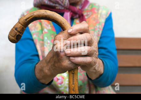 Hand von einer alten Bäuerin hält einen Spazierstock Stockfoto
