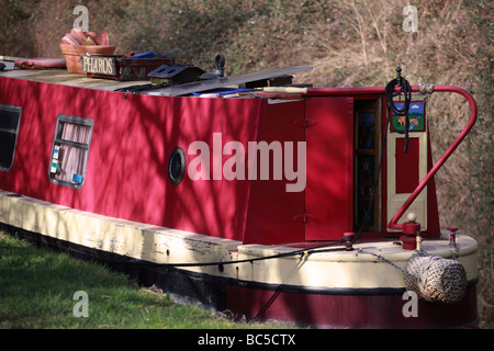 Nahaufnahme von einem Schiff auf dem Kennet and Avon Canal, Avoncliff, Wiltshire, England Stockfoto